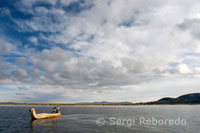 Una barca de totora navega por el Lago Titicaca cerca de una isla habitada por Uros. 